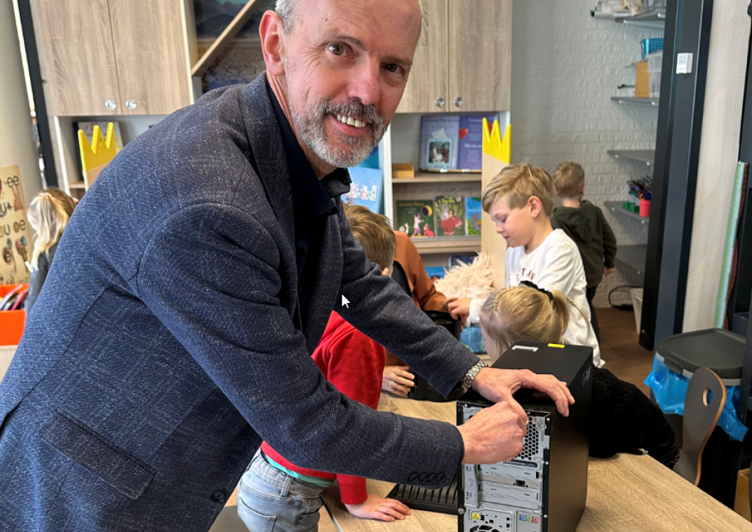 Wethouder Dirk Dijkshoorn tijdens de Uitvindersweek