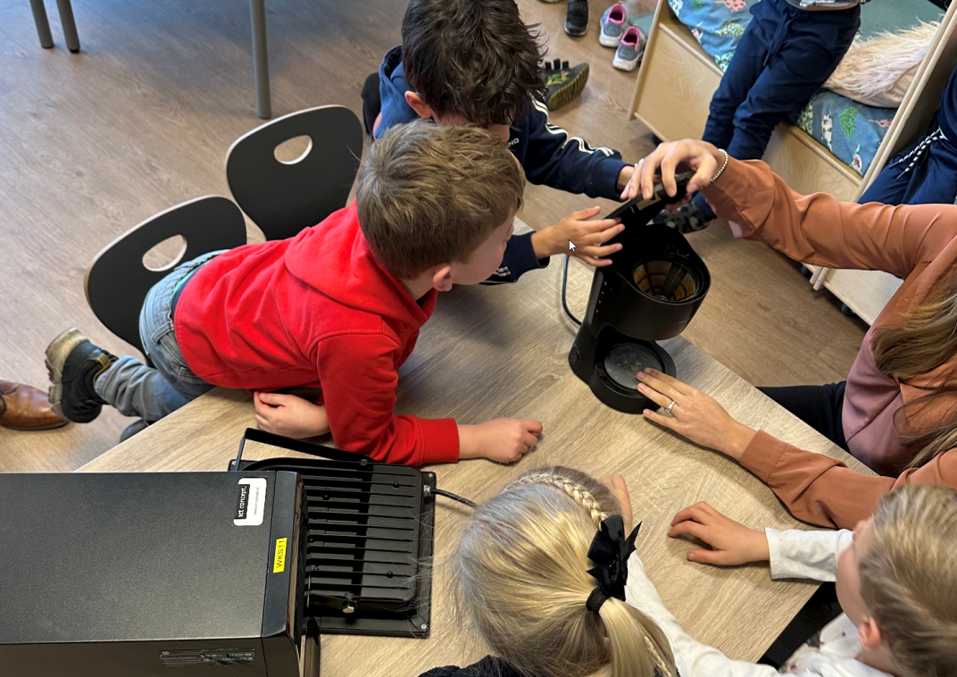 De jonge uitvinders aan de slag