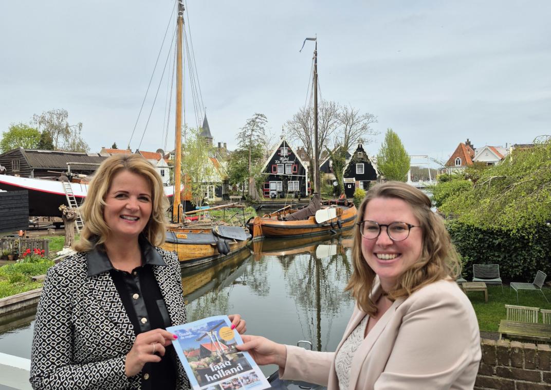 Shirley Benoit overhandigt eerste exemplaar aan wethouder Angelique Bootsman