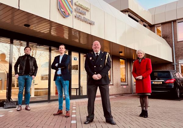Burgemeester en anderen na ondertekenen bouwteamovereenkomst