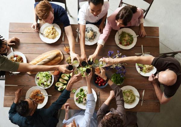 Foto van mensen die samen eten