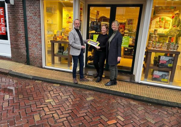 Wethouders bieden bord aan