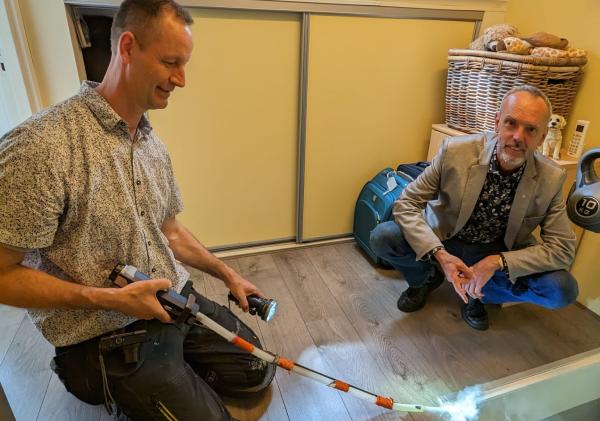 Dirk kijkt hoe luchtdichtheidstest werkt