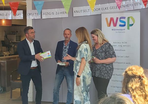 Wethouders Tuip en Dijkshoorn overhandigen vouchers aan de SMD