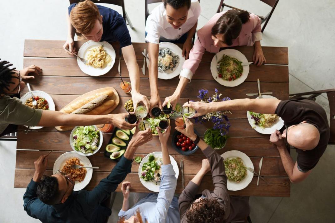 Foto van mensen die samen eten