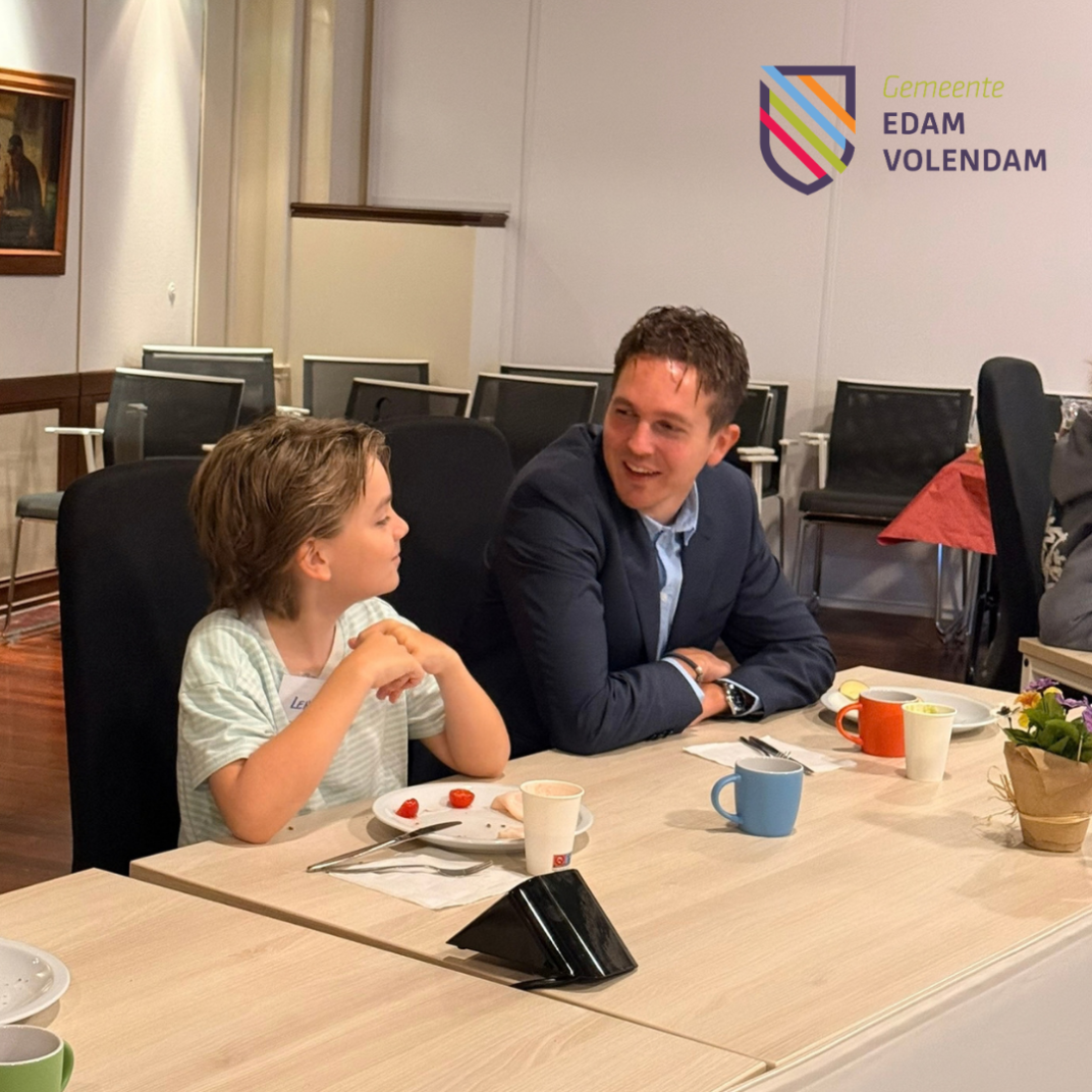 Wethouder Jan Veerman in gesprek met leerling