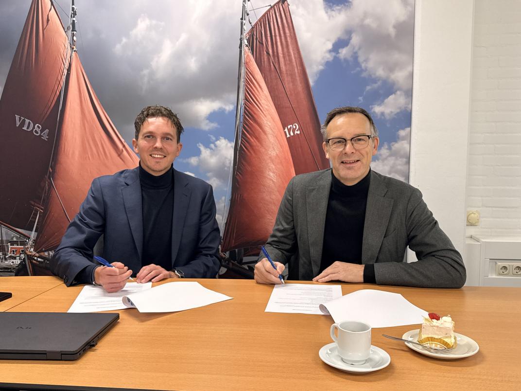 Wethouder Jan Veerman ondertekent de aannemingsovereenkomst