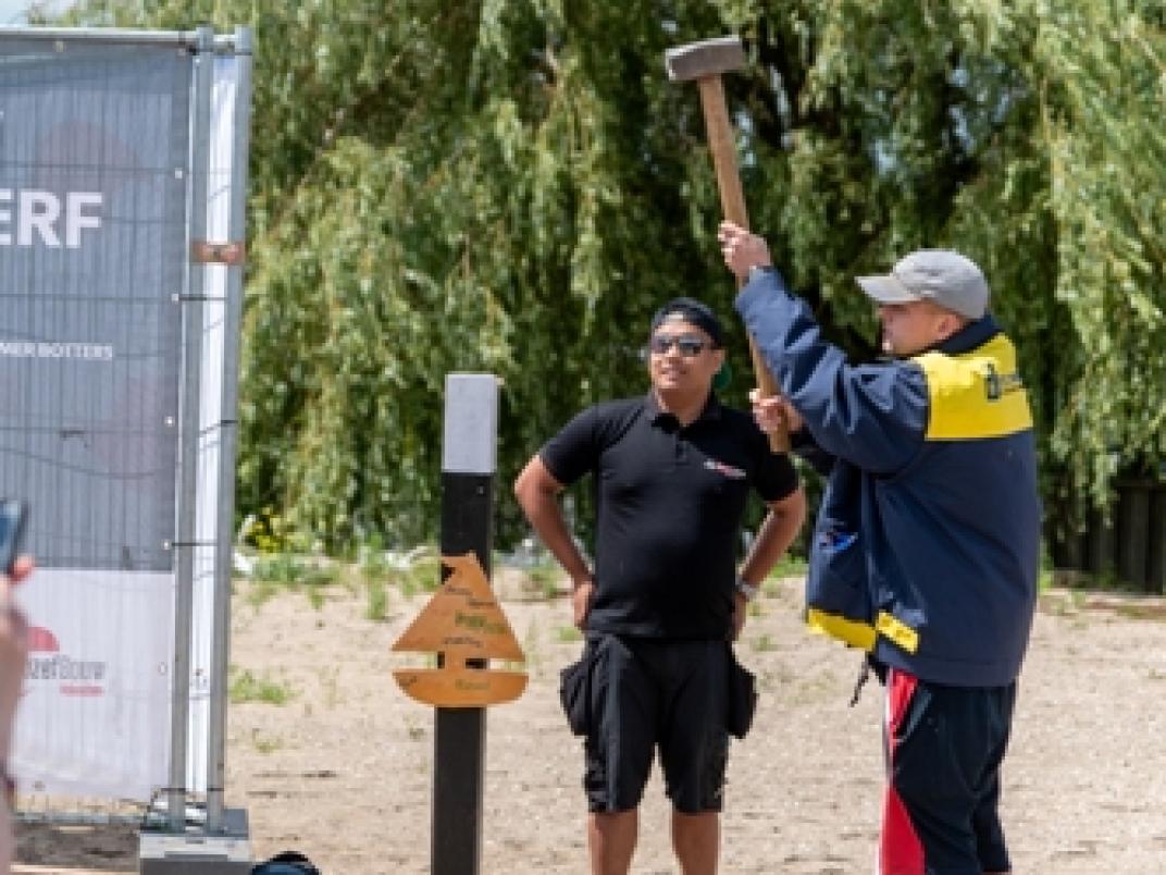 Botter+ slaan van de eerste paal