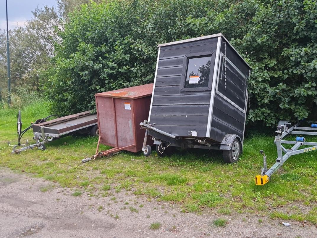 Aanhangwagens en boottrailers verwijderen Strandweg