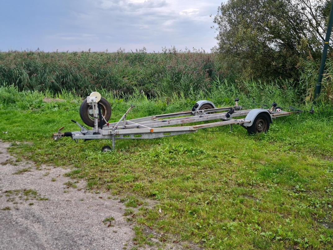 Aanhangwagens en boottrailers verwijderen Strandweg