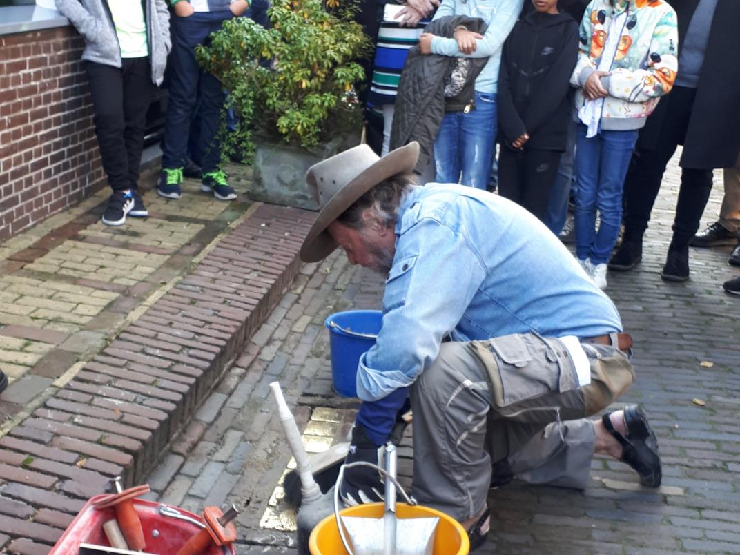Plaatsing 1e Stolperstein door Gunter Demnig