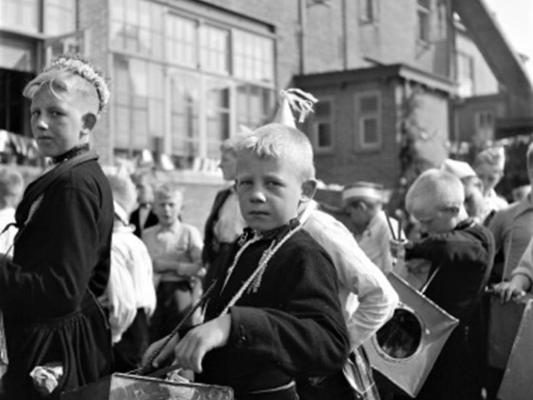 Bevrijdingstrommels van Amerikaanse of Zweedse vliegtuigen in Volendam