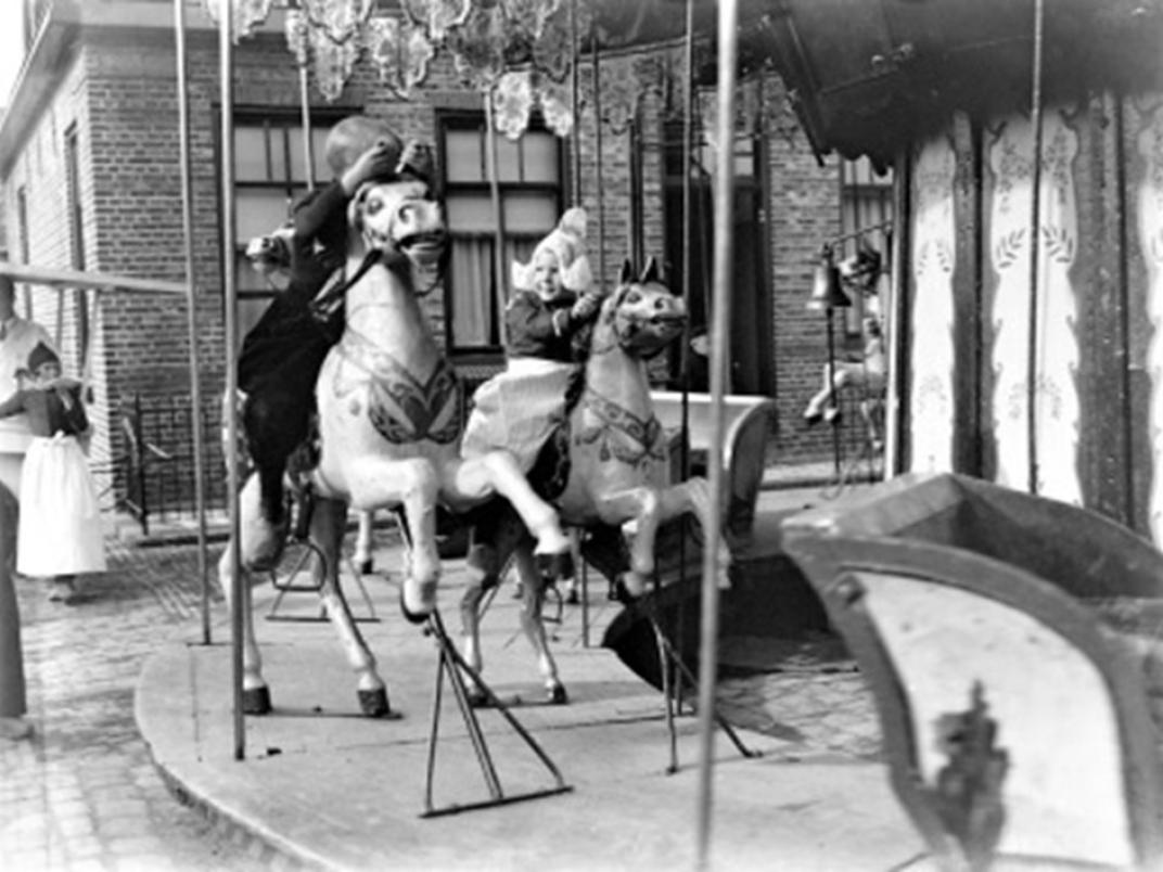Kinderkermis tijdens bevrijding in Volendam