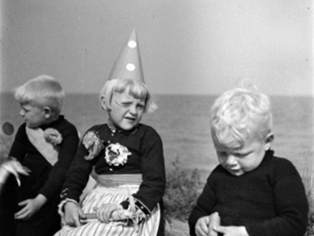 Bevrijding: Volendamse kinderen op de dijk