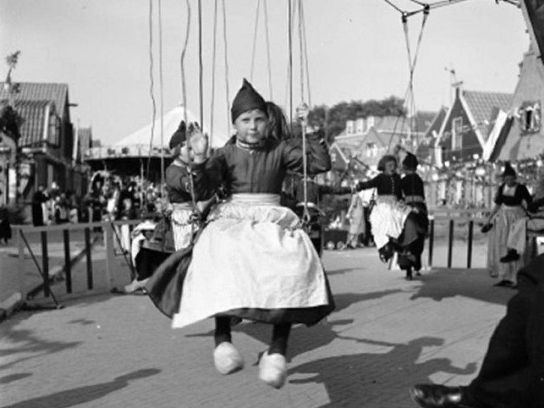 Bevrijding: de zweefmolen in Volendam