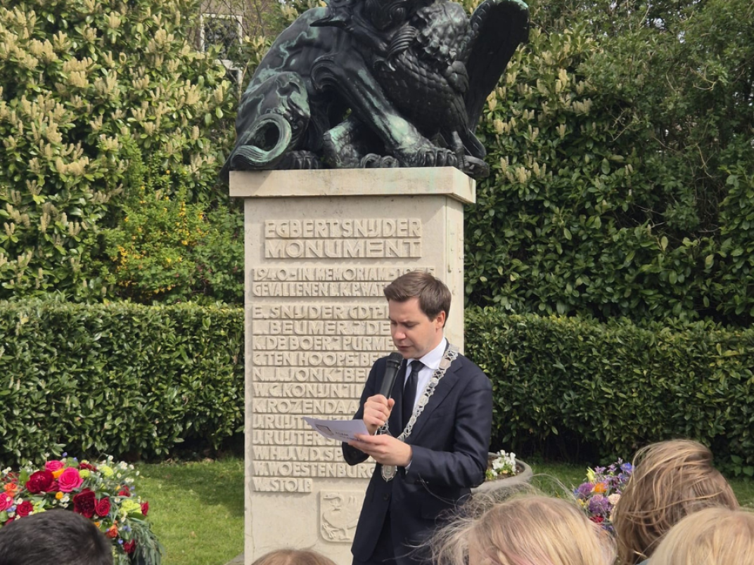 Burgemeester Rick Beukers geeft toespraak