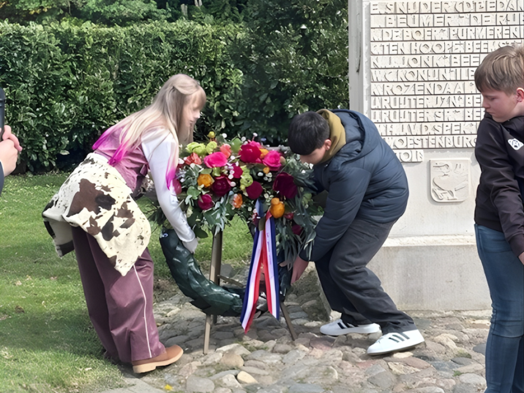 Leerlingen leggen krans neer
