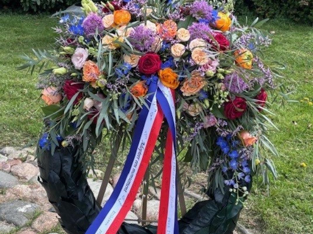 Krans bij herdenkingsmonument
