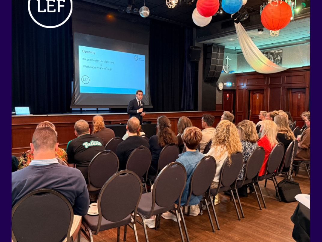 Burgemeester Rick Beukers geeft toespraak
