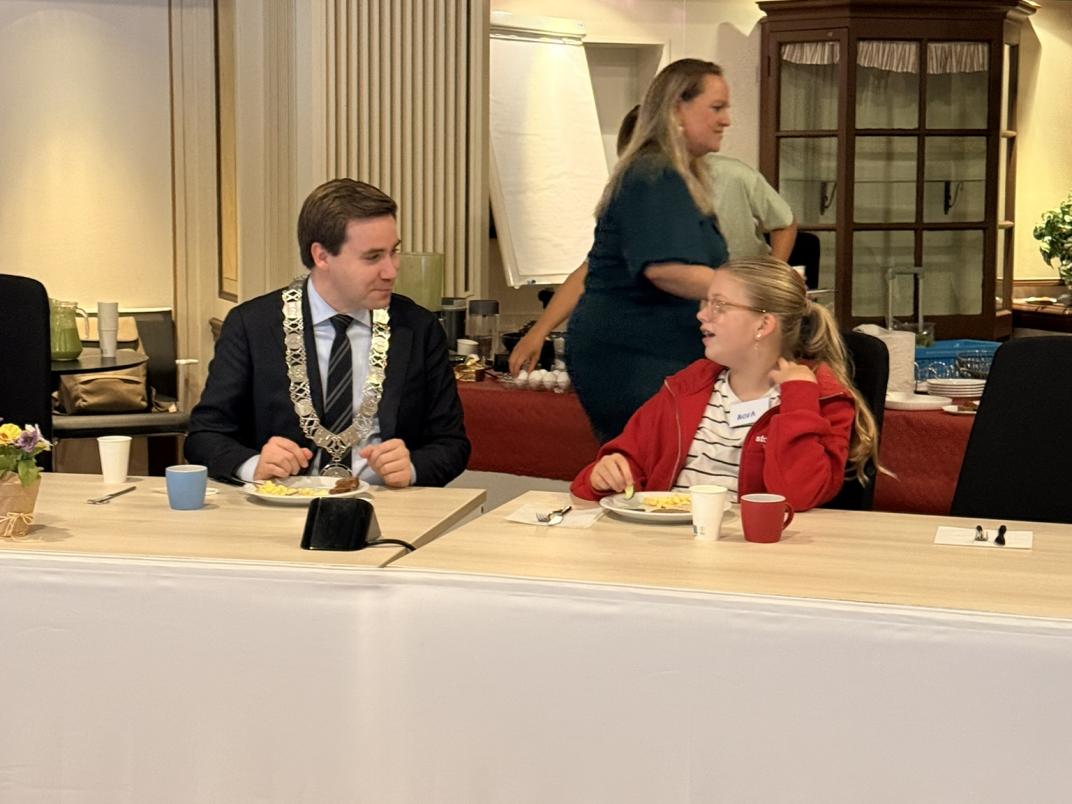 Burgemeester Rick Beukers met leerling in gesprek