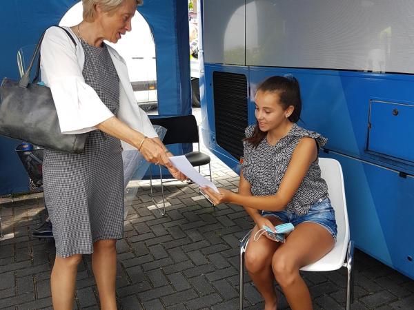 Burgemeester Lieke Sievers bij de Prikbus op de Parallelweg