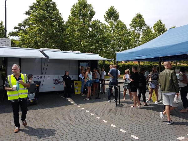 Prikbus op de Parallelweg